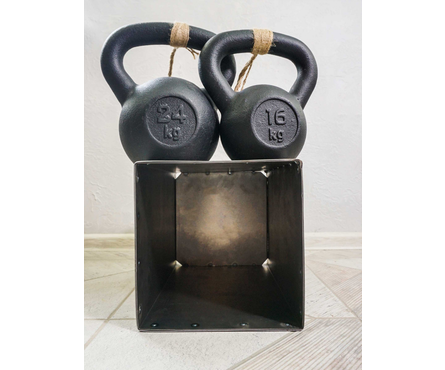 Урна уличная с бортиками на маятниковой подставке с крышей в виде арки Фотография_4