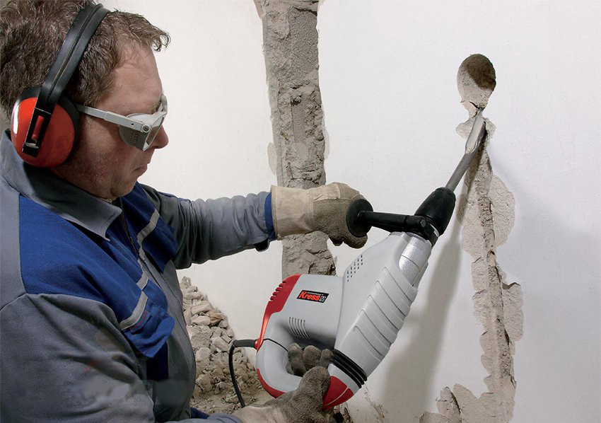 Как штробить стены под проводку без пыли: особенности работ- Демонтаж