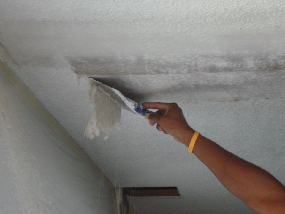 Как убрать остатки клея от потолочной плитки