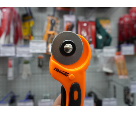 Нож 45 мм вращающееся лезвие-ролик, пластмассовая ручка пистолетного типа SPARTA Фотография_4