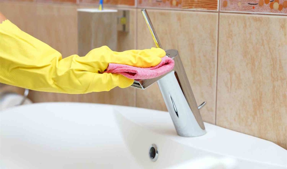 Чем отмыть краны в ванной от налета